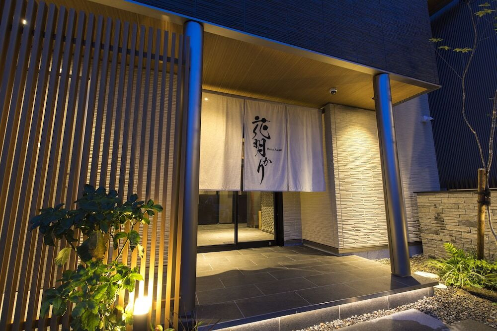 施設の正面 (日没後)