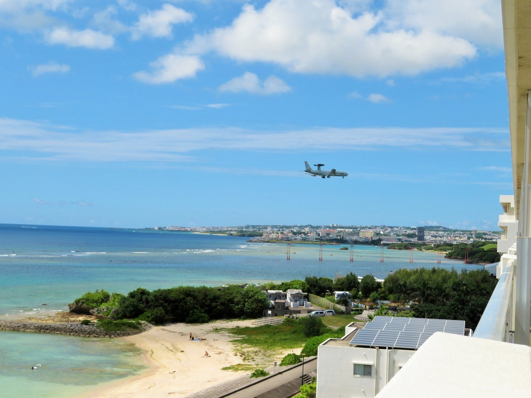ビーチと米軍機