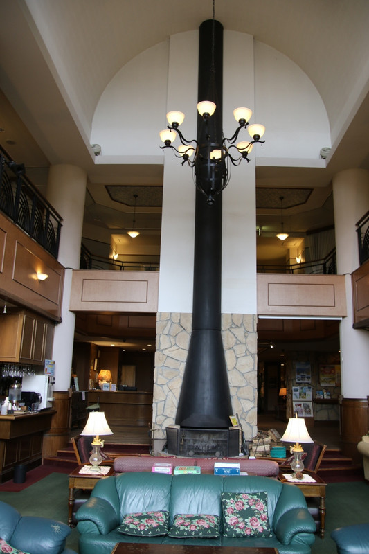 ロビー奥の応接間の暖炉