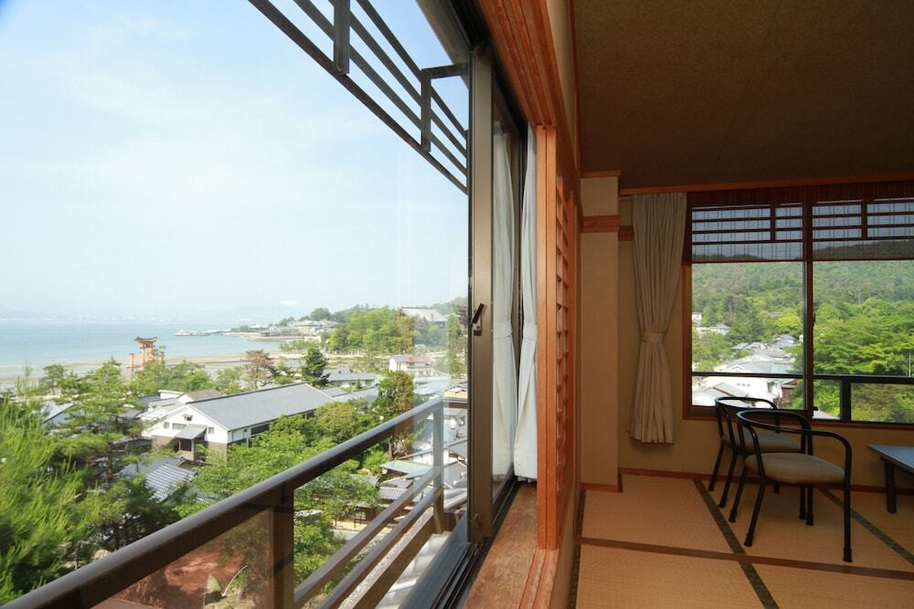 高台から宮島を望む、おなかも心も満たされるお宿4376325