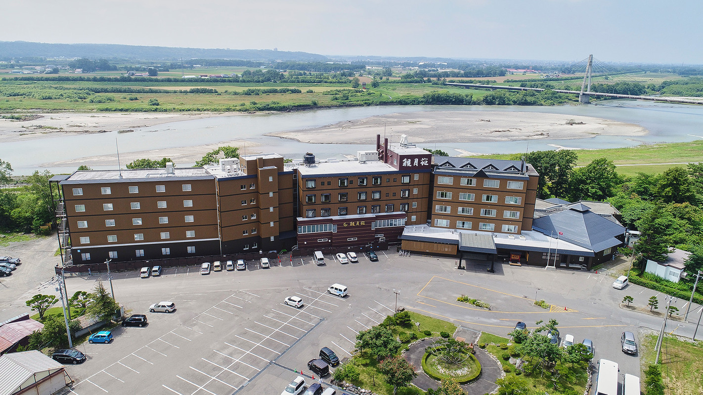 宿外観と十勝川