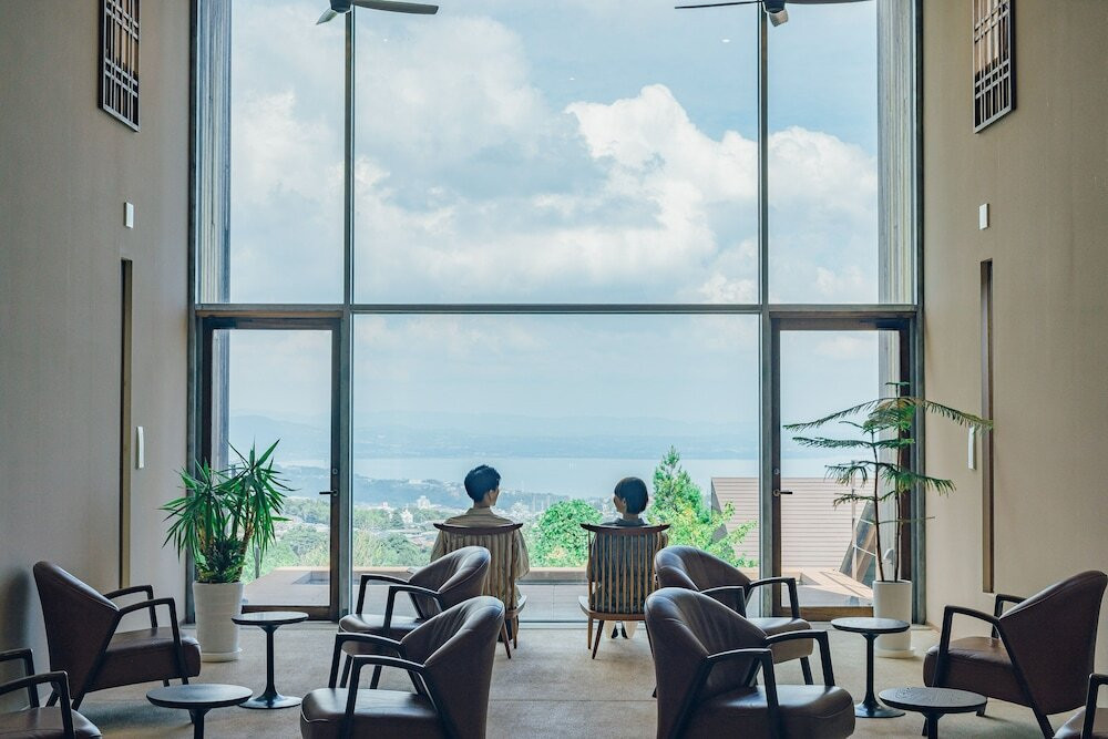 断崖にそびえ立つ大人だけに許された温泉宿4253885