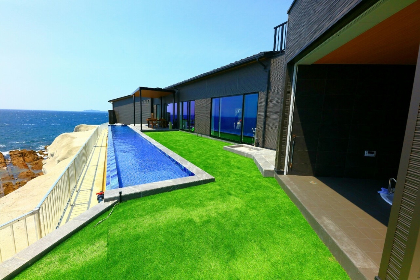 寝る時も食事もワンちゃんと一緒で幸せ♡4268956