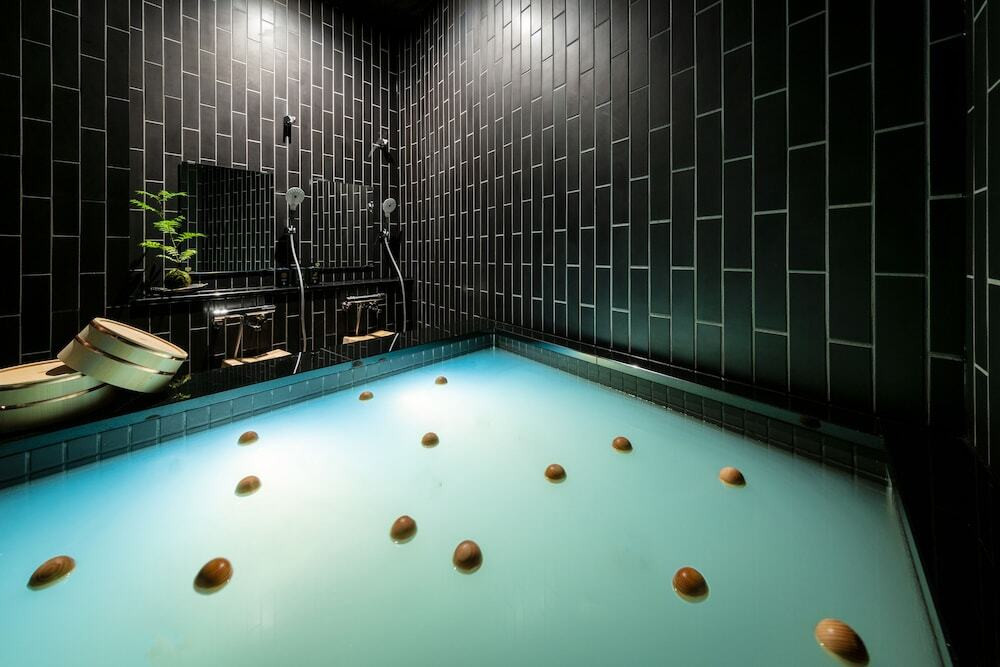 ヒノキの香りに包まれる貸切風呂でロマンティックな時間を3415465