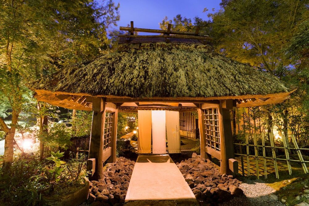 施設の正面 (日没後)