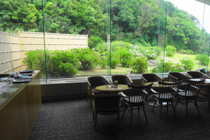 梅雨に紫陽花が彩るラウンジも