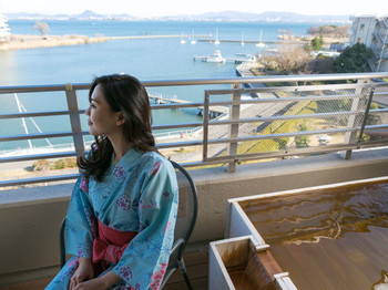 When you're tired, take a relaxing trip to onsen with a spectacular view of Lake Biwa ♪ 3180318