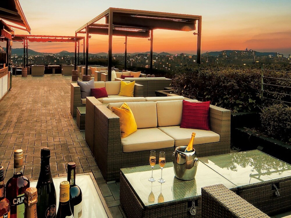 開放感たっぷりのテラスでひとり飲みも素敵4260856