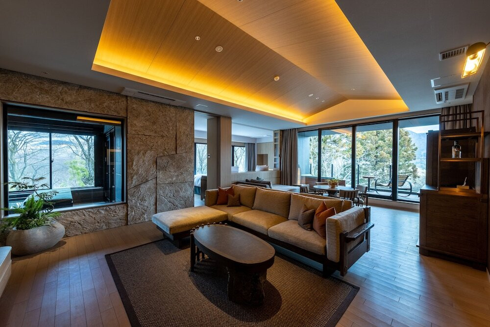 周囲の草木や岩を使った魅力的なインテリアに癒される4241761