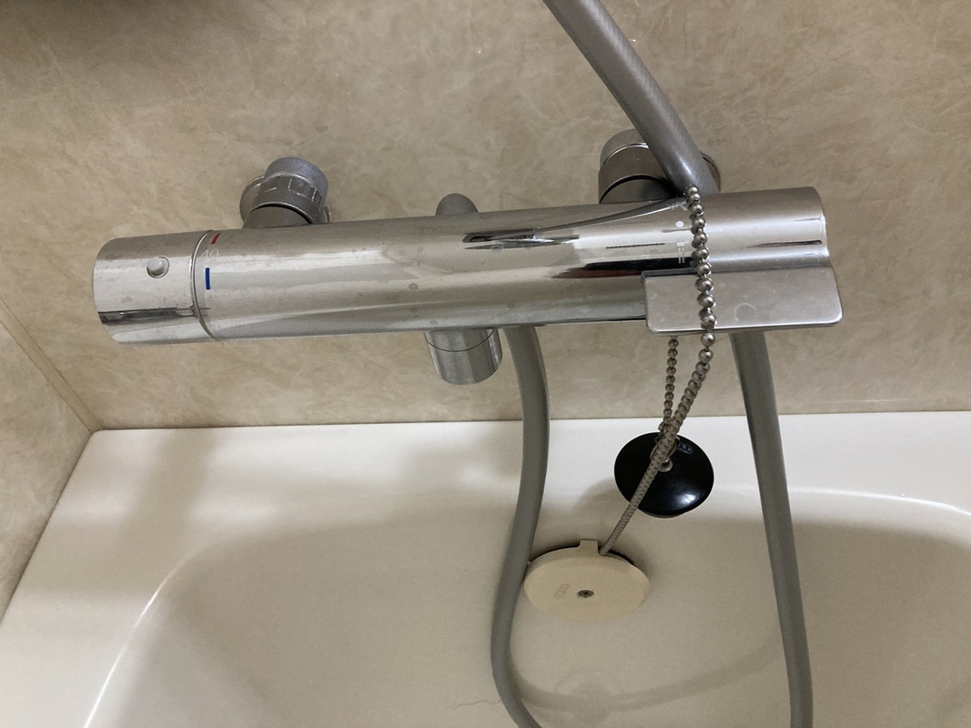 風呂の蛇口も下向けにしか出ない