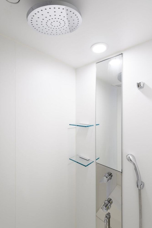 バスルームのシャワー