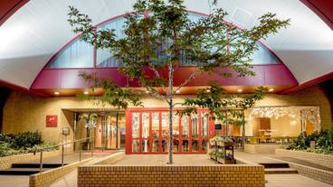 施設の正面 (日没後) / 1