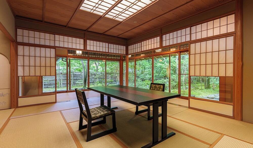 特別室のダイニングテーブル / 5