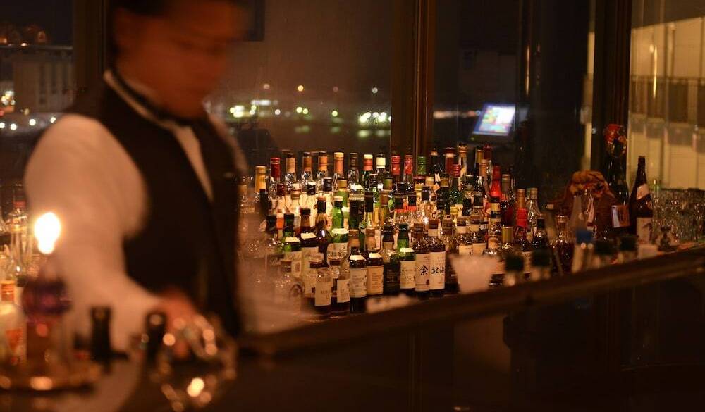 最上階のバーで
美しい夜景にうっとり / 4