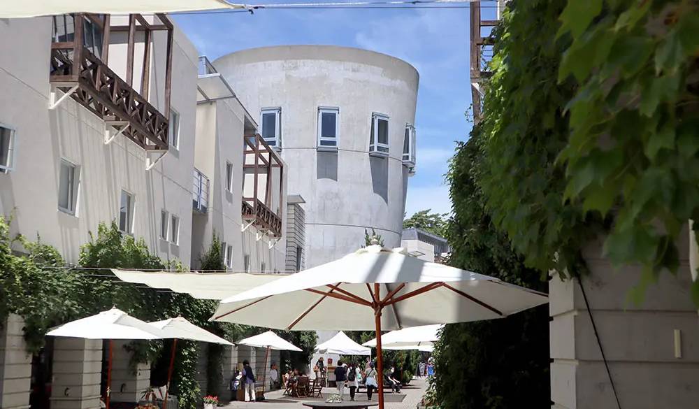 リゾート気分に浸れるピーマン通りは、買い物や食事を楽しむだけじゃなく宿泊することも可能。通りに面した客室で暮らすような滞在を叶えてみましょ。