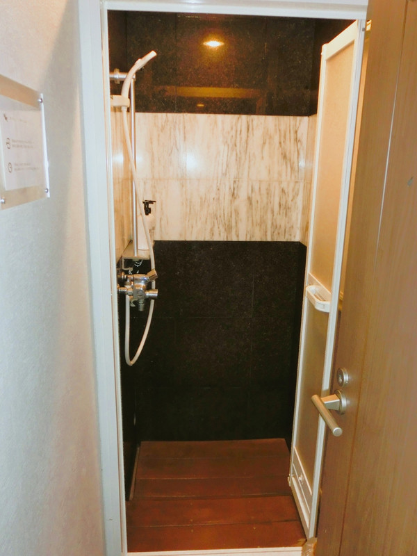 共同シャワールームも極小？