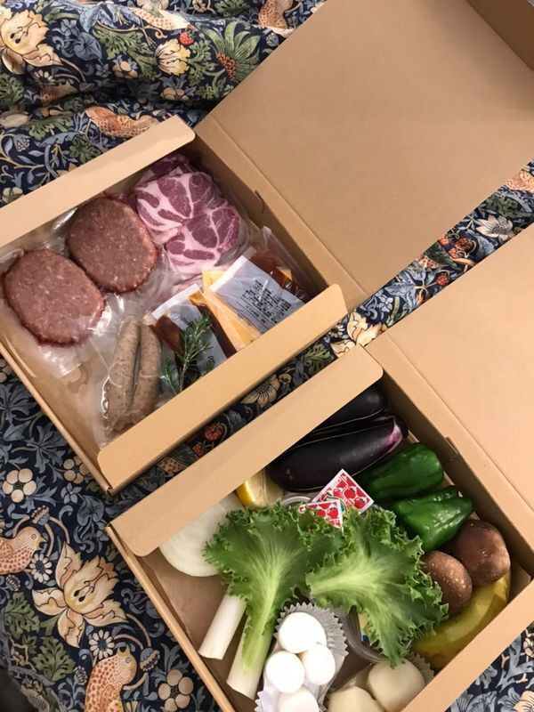 スタンダードな「Natural BBQ」は、肉や野菜をバランスよく味わえるコース。焼バナナ、手作りハンバーガーなど珍しい料理もあり、盛り上がりそう / 1