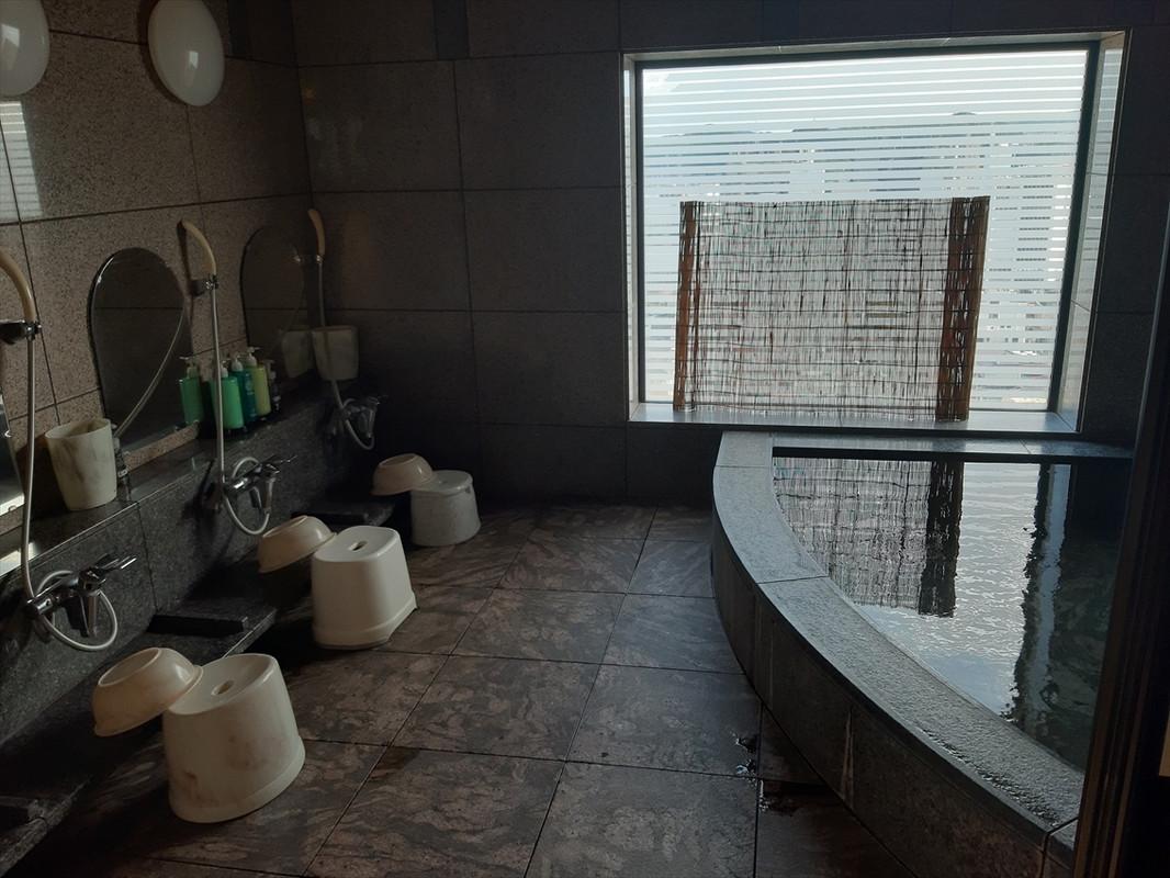 女性用大浴場。ほかに誰もいない時間帯だったので撮りました。