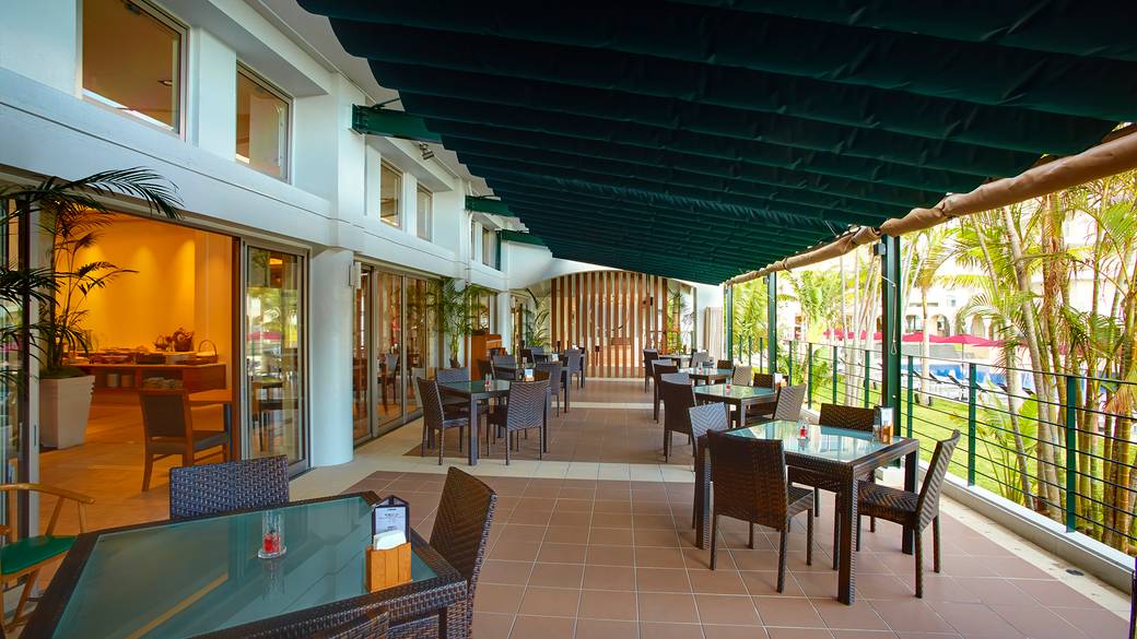 中庭に面した開放的なテラス席 / 5