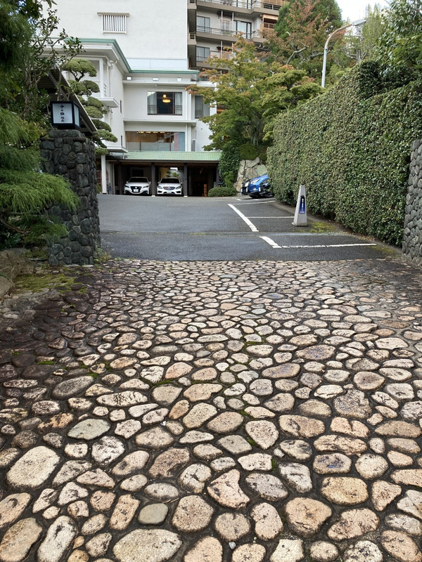 瑞苑のこちらの出入り口は商店街に近いです。