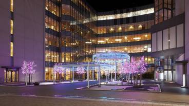 施設の正面 (日没後) / 3