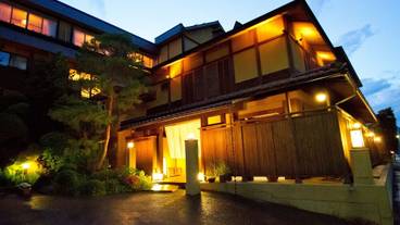 施設の正面 (日没後) / 1