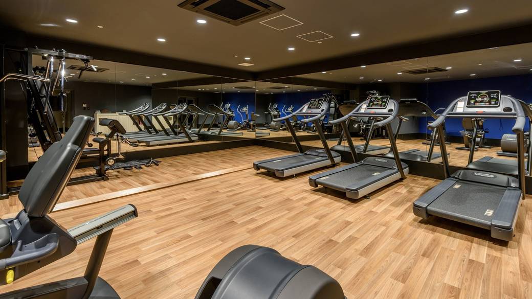 朝からひと運動！
高性能マシンの揃うジム / 3