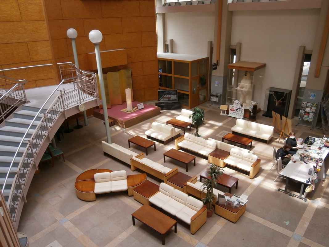 １階　ロビーは広々とした雰囲気