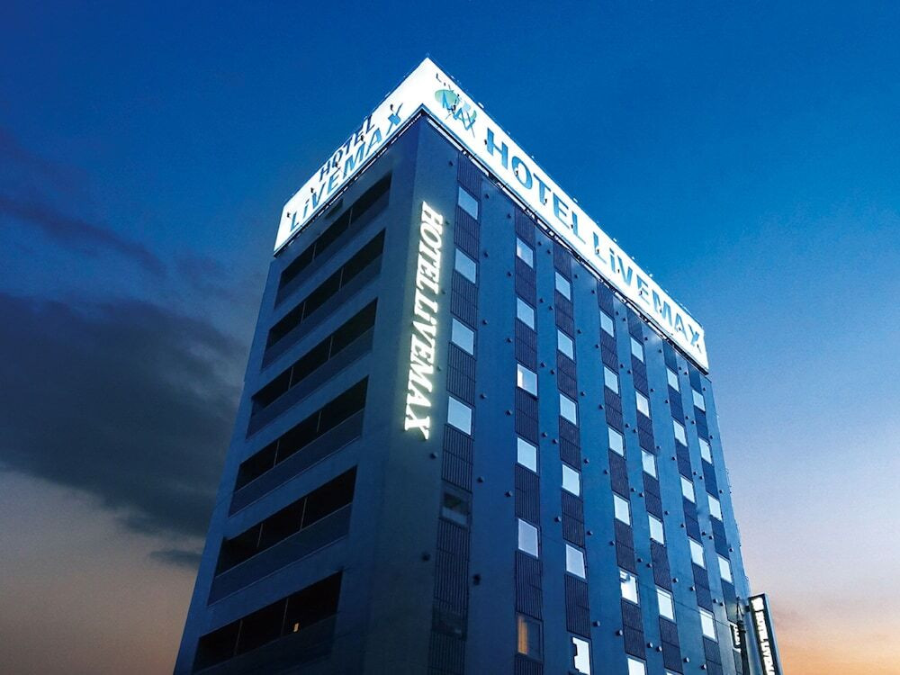 施設の正面 (日没後)