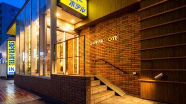 施設の正面 (日没後) / 4