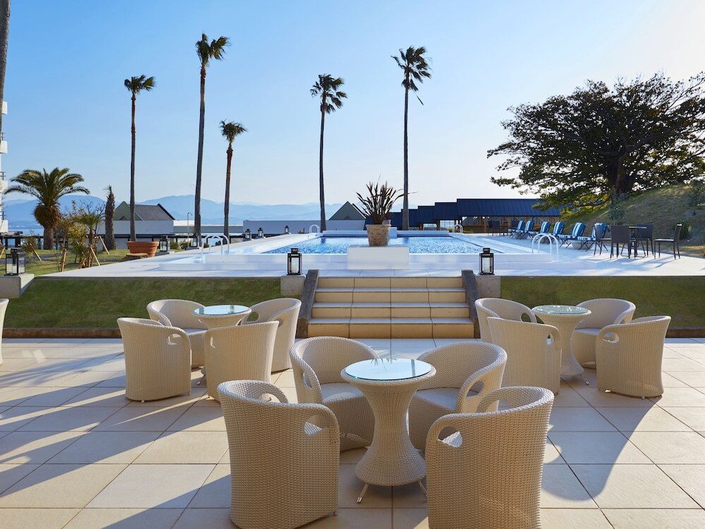 おしゃれなプールにうっとり♡高台に建つ絶景リゾートホテル3994974