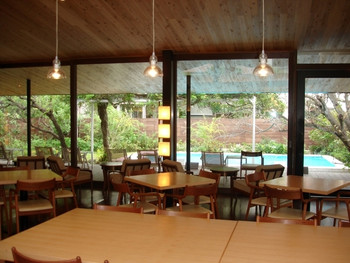 「スターバックス・コーヒー 鎌倉御成町店」 内観 70532 庭を眺めながらのコーヒータイム