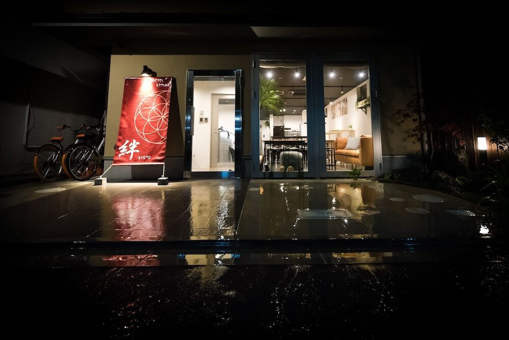 施設の正面 (日没後)