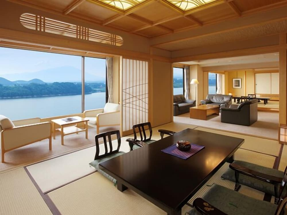 美人の湯に四季折々のロケーション3478974