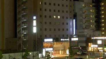 施設の正面 (日没後) / 6