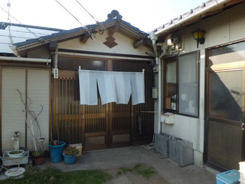 「大衆料理 とむら」外観 1046690 お店の玄関です　まんま民家なんですよね～
