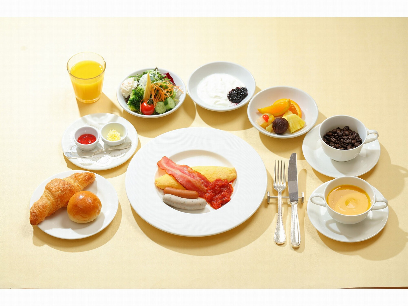 ファミリーイメージ　朝食を食べる女の子