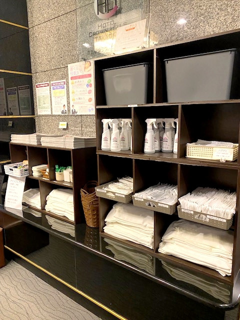 ルームウェアとアメニティー類はフロントの脇にありました