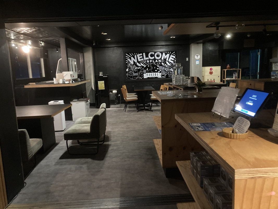 受付とラウンジ、お湯やティーバックなどあり