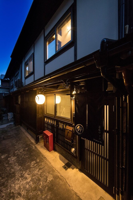 施設の正面 (日没後)