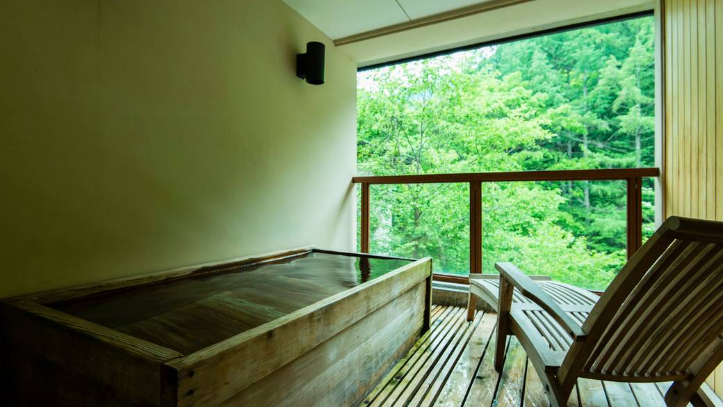 露天風呂付き客室で
心行くまで温泉タイム / 2