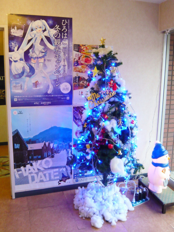 2階の階段入口にクリスマスツリー