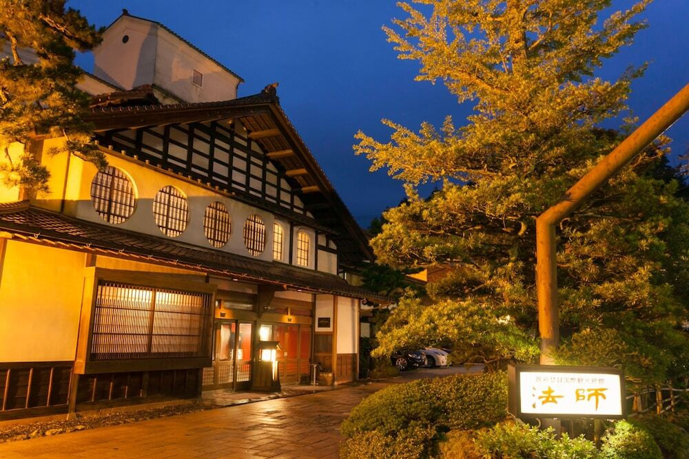 施設の正面 (日没後)