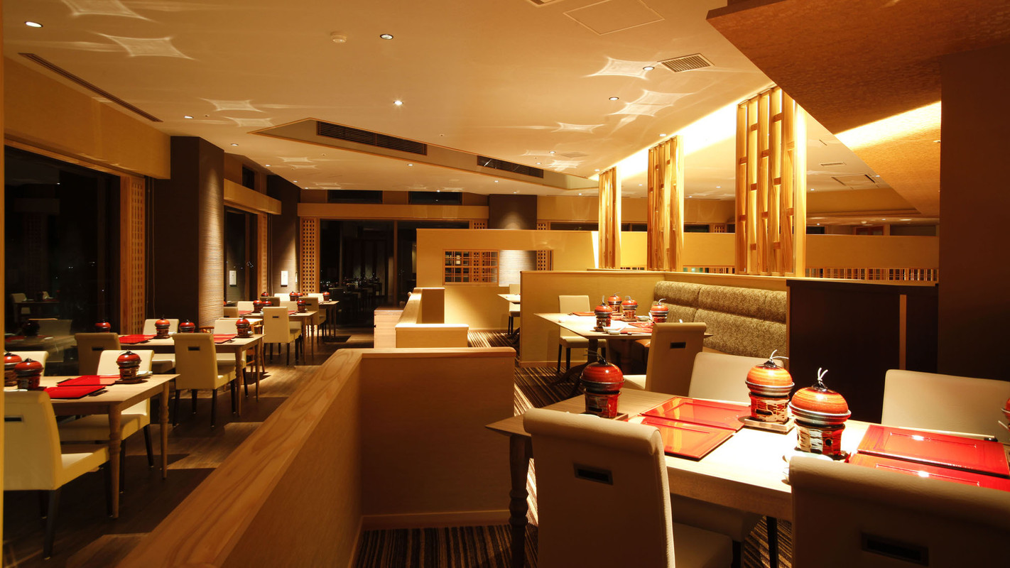 ダイニング 花桐の内観(夜)