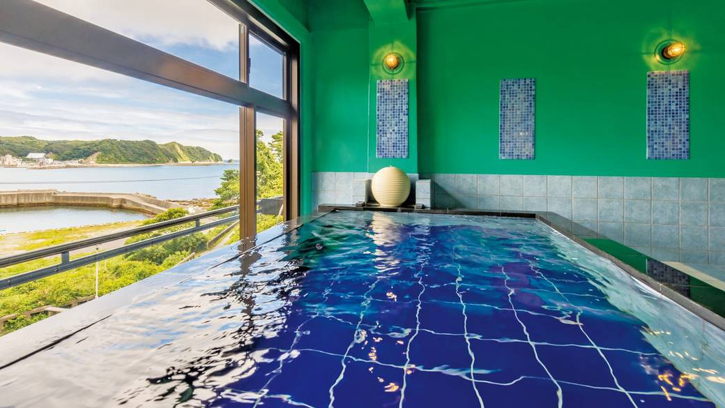 貸切風呂に大浴場も！
天然温泉でゆったり / 2