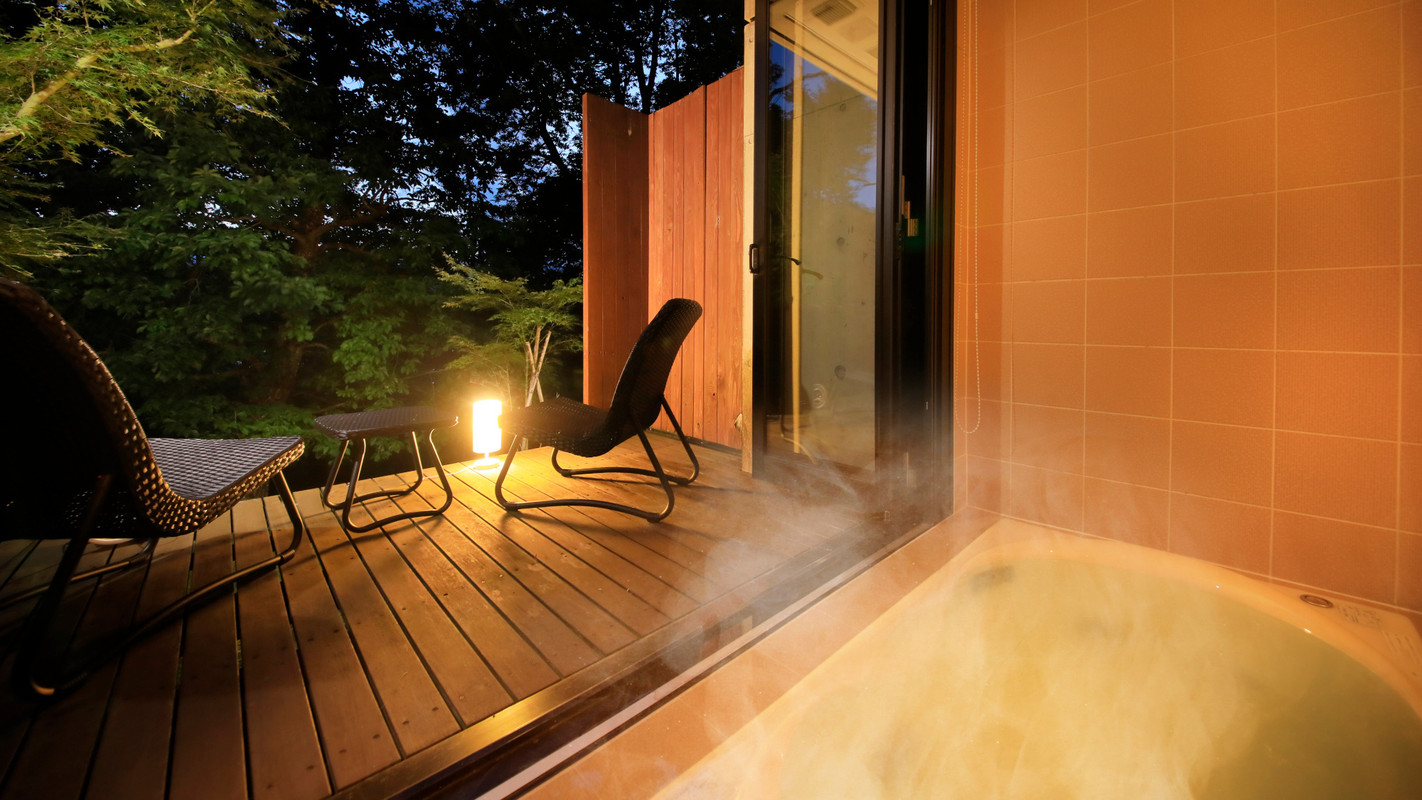 半露天風呂付和室／夜の半露天風呂