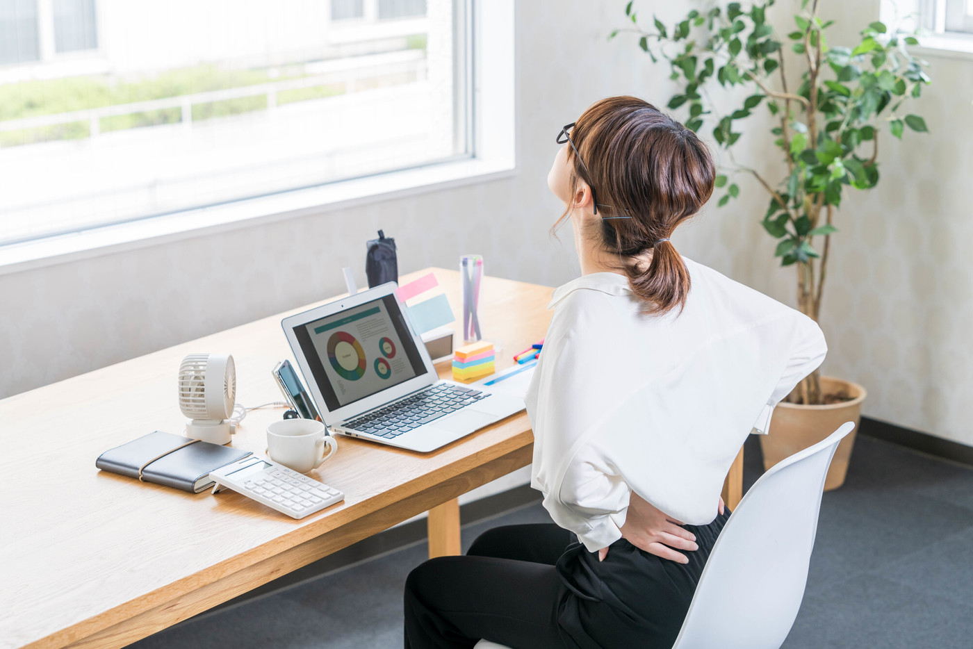 テレワークに疲れてストレッチをする若い女性 【腰】