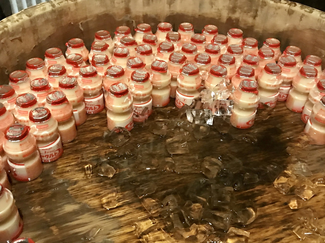 アイスキャンディーや乳飲料が用意されてます