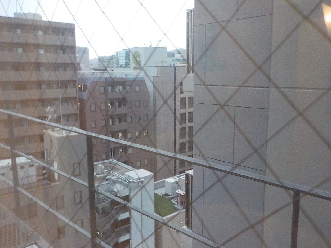 部屋からは阪神尼崎駅がすぐそこに見えます。