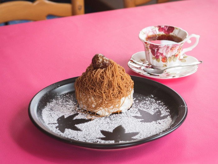 口の中でほろっとほどける繊細なマロンペーストの中には冷たいバニラアイスが